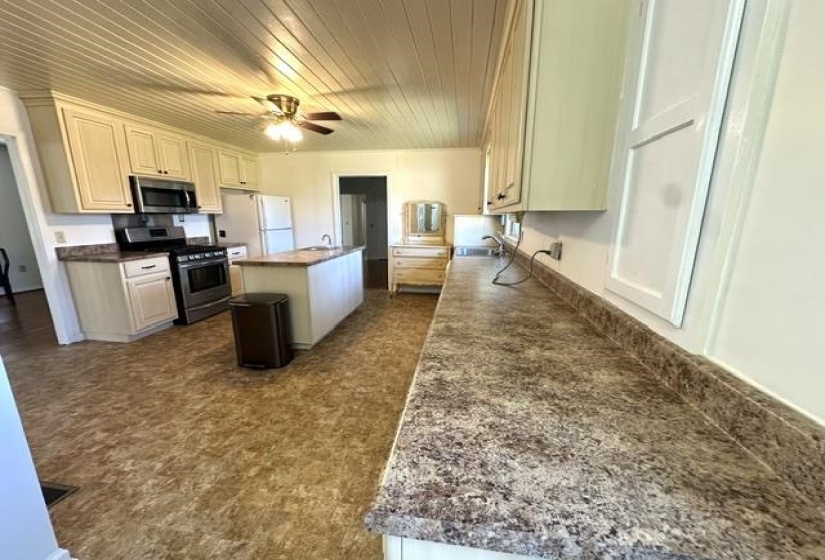 1105 PINHOOK DR, Savannah, Tennessee 38372, 3 Bedroom Bedrooms, 8 Room Rooms,1.1 BathroomBathrooms,Residential,For Sale,PINHOOK,0,10229627