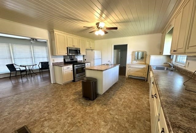 1105 PINHOOK DR, Savannah, Tennessee 38372, 3 Bedroom Bedrooms, 8 Room Rooms,1.1 BathroomBathrooms,Residential,For Sale,PINHOOK,0,10229627