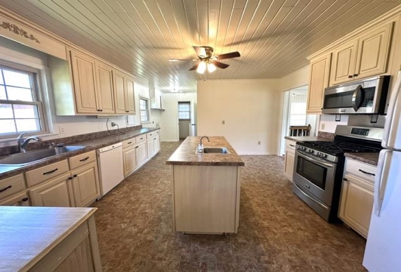 1105 PINHOOK DR, Savannah, Tennessee 38372, 3 Bedroom Bedrooms, 8 Room Rooms,1.1 BathroomBathrooms,Residential,For Sale,PINHOOK,0,10229627