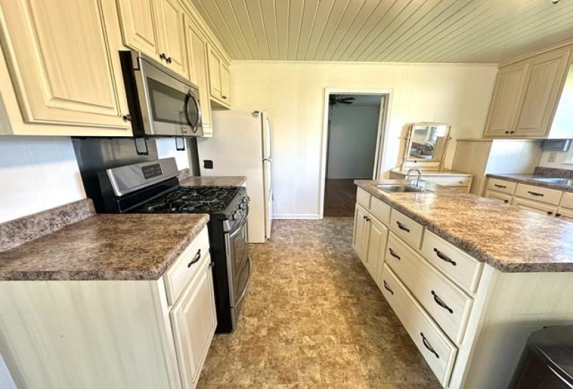 1105 PINHOOK DR, Savannah, Tennessee 38372, 3 Bedroom Bedrooms, 8 Room Rooms,1.1 BathroomBathrooms,Residential,For Sale,PINHOOK,0,10229627