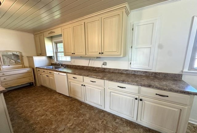 1105 PINHOOK DR, Savannah, Tennessee 38372, 3 Bedroom Bedrooms, 8 Room Rooms,1.1 BathroomBathrooms,Residential,For Sale,PINHOOK,0,10229627