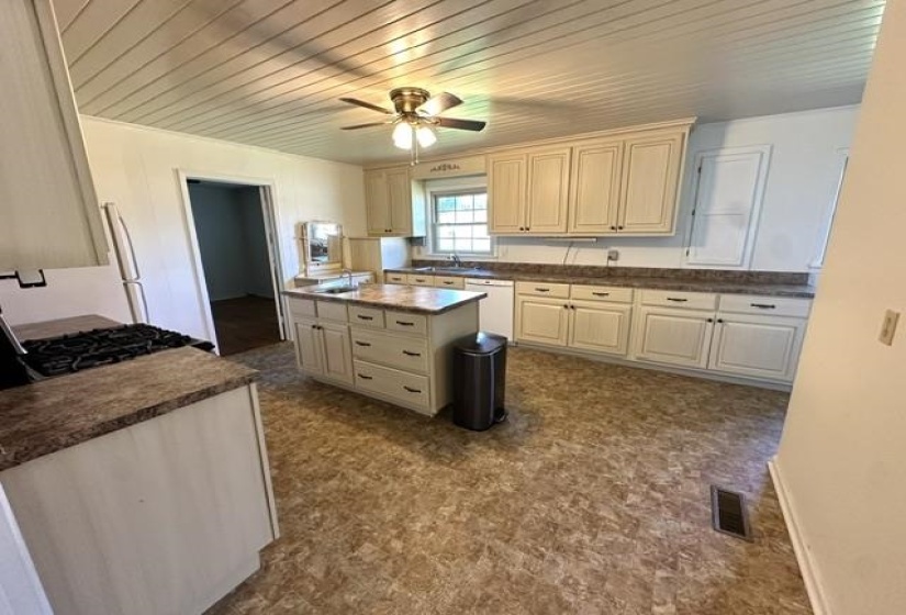 1105 PINHOOK DR, Savannah, Tennessee 38372, 3 Bedroom Bedrooms, 8 Room Rooms,1.1 BathroomBathrooms,Residential,For Sale,PINHOOK,0,10229627
