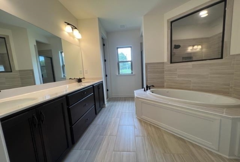 8373 EVERLY MEADOWS DR, Memphis, Tennessee 38125, 4 Bedroom Bedrooms, 4 Room Rooms,3 BathroomBathrooms,Rental Properties,For Sale,EVERLY MEADOWS,0,10229739