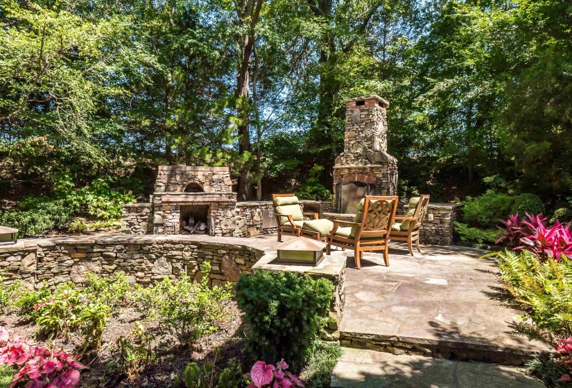 Outdoor pizza oven and fireplace