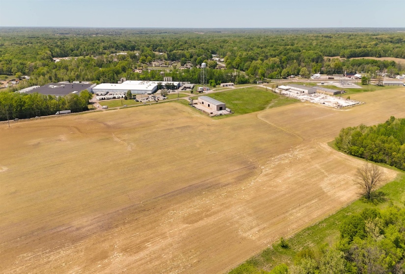 Birds eye view of property featuring a forest view