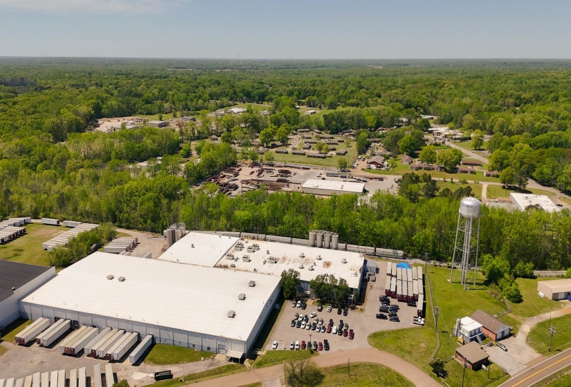 Birds eye view of property featuring a forest view