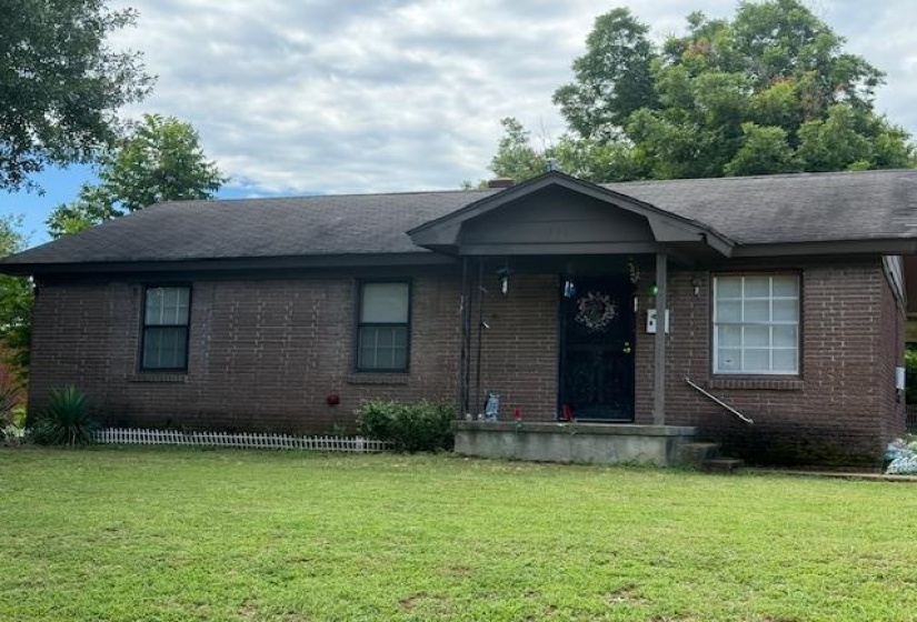 Ranch-style house with a front lawn