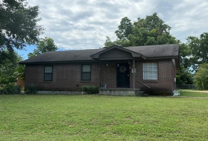 View of front of house featuring a front yard