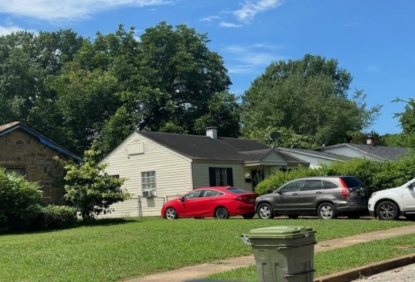 View of front facade with a front yard