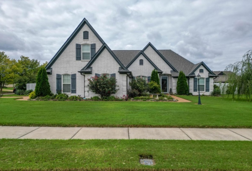 View of front facade featuring a front lawn