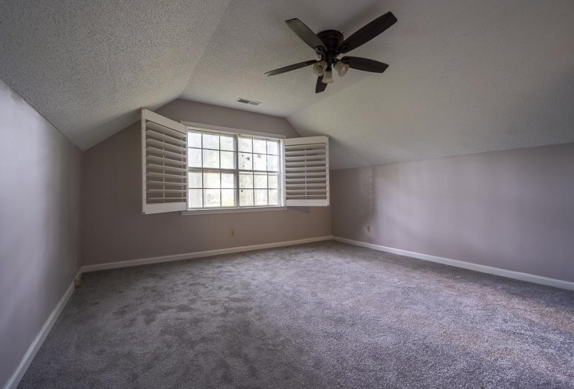 4th bedroom also has new carpet.