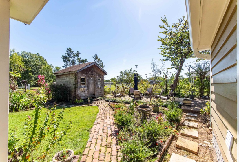 View of yard with a shed