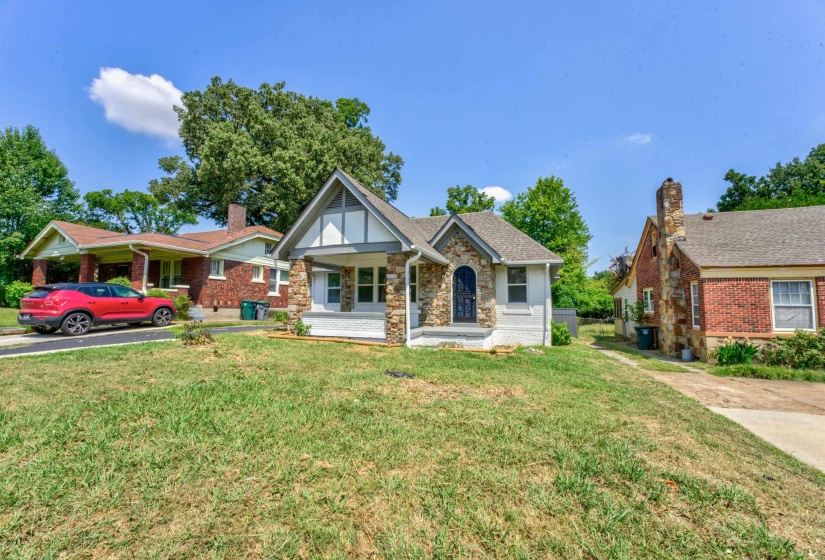 View of front of house featuring a porch and a front lawn