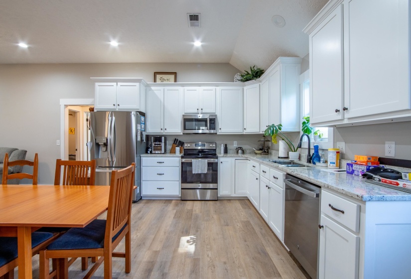 15 BAYBERRY CV, Savannah, Tennessee 38372, 3 Bedrooms Bedrooms, 6 Rooms Rooms,2 BathroomsBathrooms,Residential,For Sale,BAYBERRY,10183743