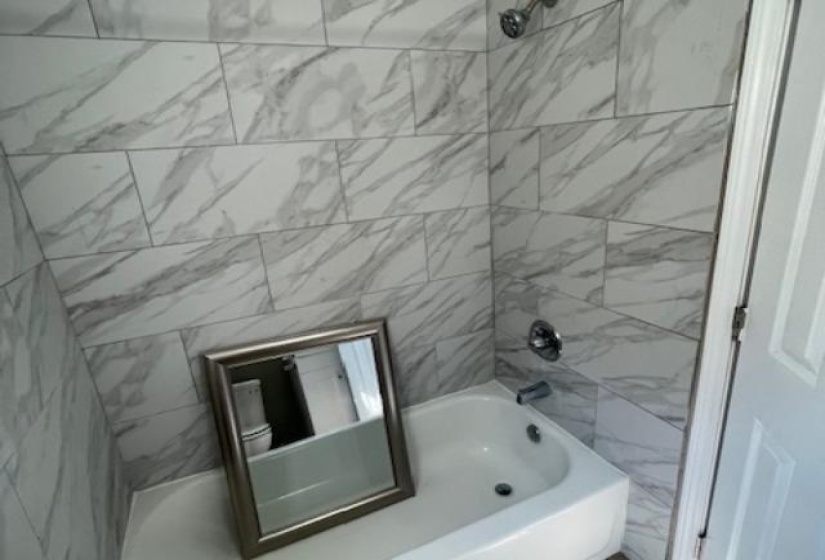 Bathroom with tiled shower / bath