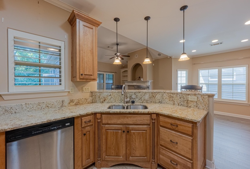 5231 NEWTON OAK CIR, Memphis, Tennessee 38117, 4 Bedrooms Bedrooms, 7 Rooms Rooms,2.1 BathroomsBathrooms,Residential,For Sale,NEWTON OAK,10187017