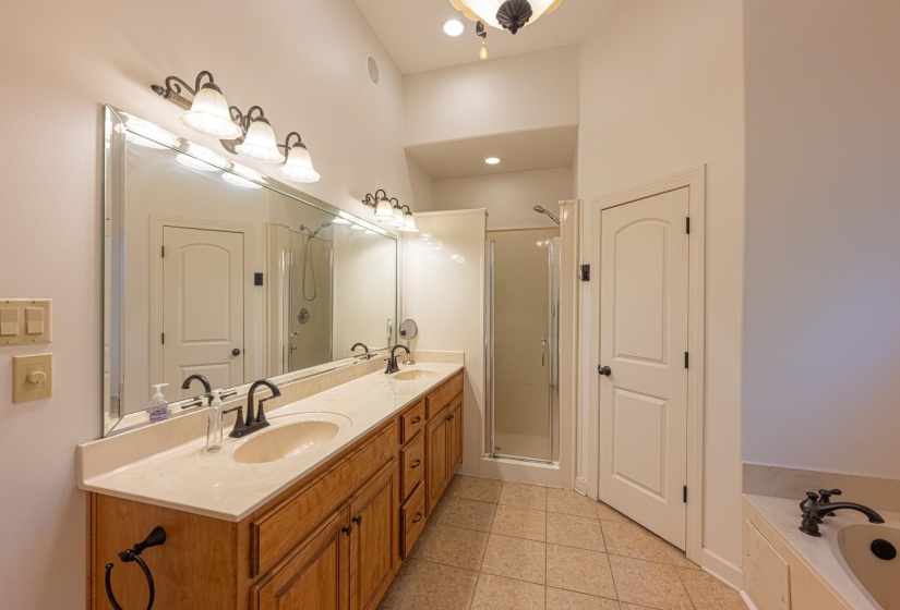 5231 NEWTON OAK CIR, Memphis, Tennessee 38117, 4 Bedrooms Bedrooms, 7 Rooms Rooms,2.1 BathroomsBathrooms,Residential,For Sale,NEWTON OAK,10187017