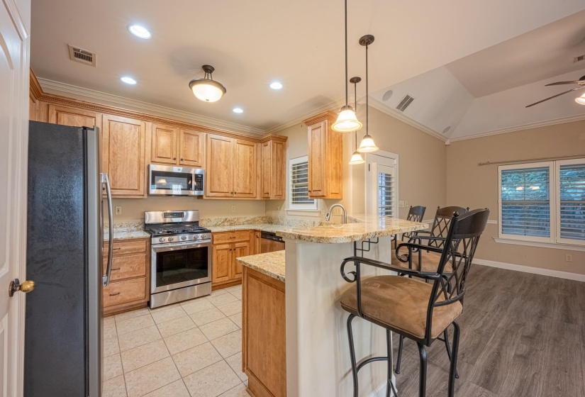 5231 NEWTON OAK CIR, Memphis, Tennessee 38117, 4 Bedrooms Bedrooms, 7 Rooms Rooms,2.1 BathroomsBathrooms,Residential,For Sale,NEWTON OAK,10187017