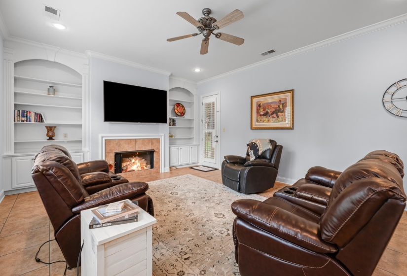 Friend's entrance with a gas fireplace