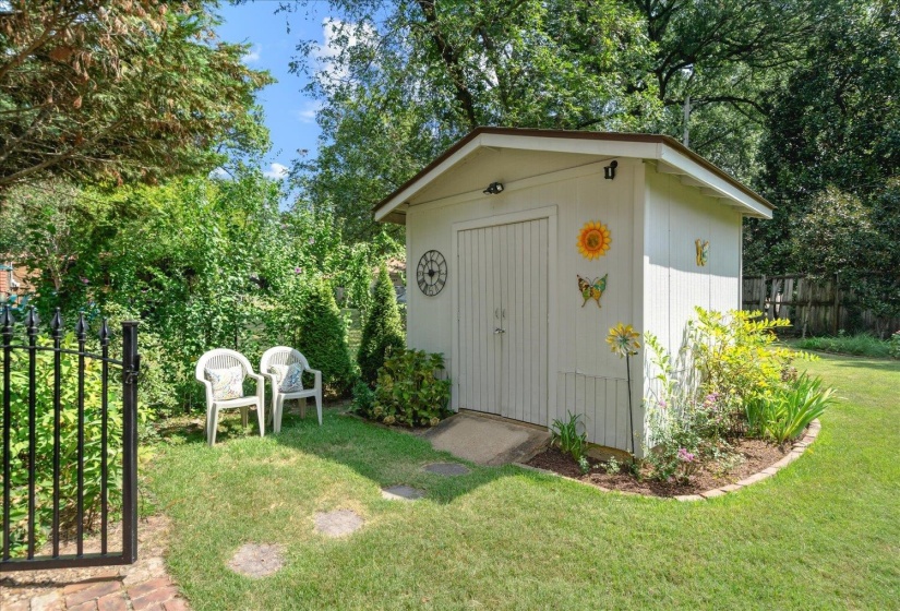 1218 MERRYCREST DR, Memphis, Tennessee 38111, 3 Bedrooms Bedrooms, 7 Rooms Rooms,3 BathroomsBathrooms,Residential,For Sale,MERRYCREST,10187639