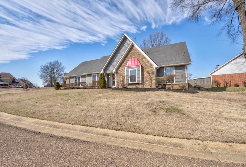 View of front facade with a front lawn