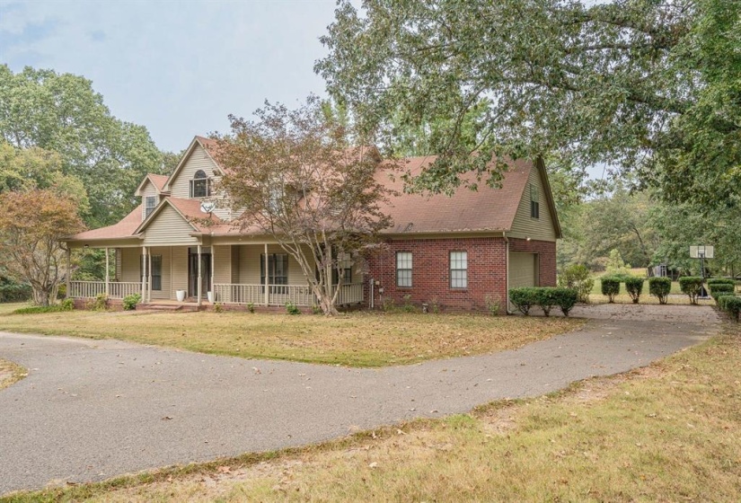 View of front facade featuring a front yard and a porch
