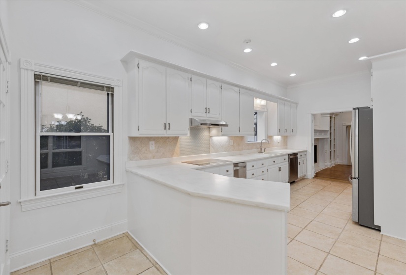 6373 MASSEY HILL DR, Memphis, Tennessee 38120, 4 Bedrooms Bedrooms, 9 Rooms Rooms,4.1 BathroomsBathrooms,Residential,For Sale,MASSEY HILL,10187999