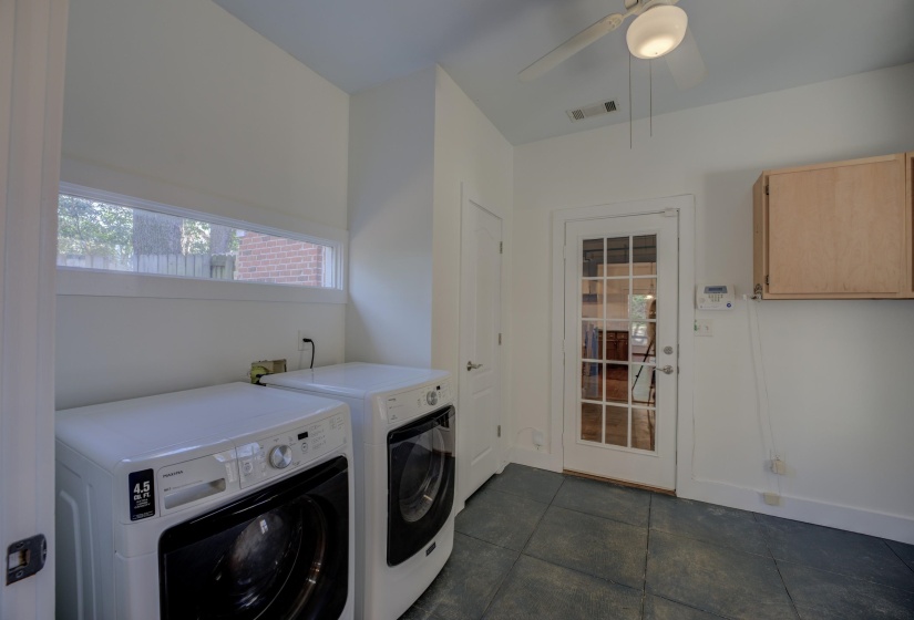 Laundry room featuring independent washer and dryer and ceiling fan