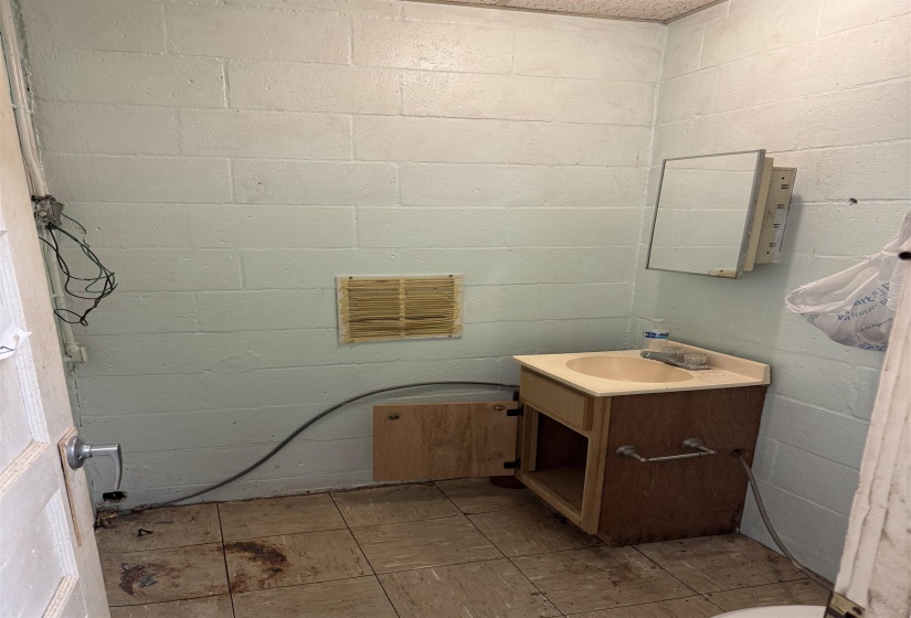 Bathroom featuring vanity, 5x5