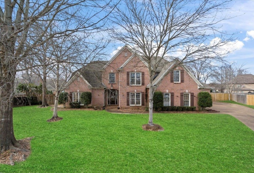 View of front property featuring a front lawn