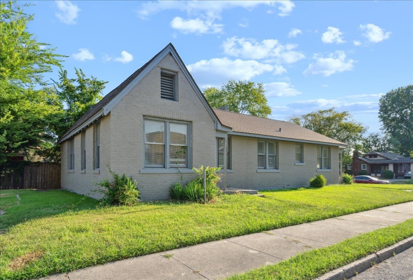 View of front facade featuring a front yard