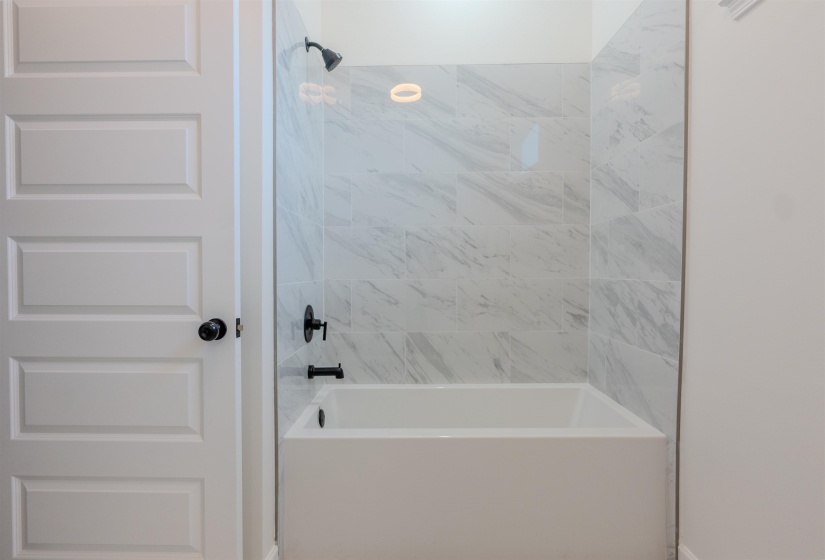 Bathroom with tiled shower / bath