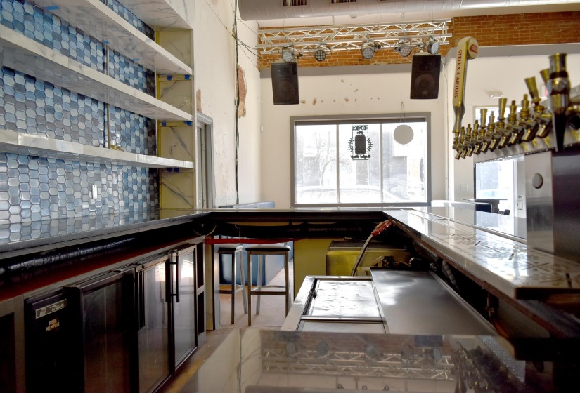 Bar with backsplash