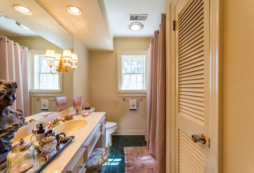 70 YEISER DR, Savannah, Tennessee 38372, 4 Bedrooms Bedrooms, 10 Rooms Rooms,3 BathroomsBathrooms,Residential,For Sale,YEISER,10189634