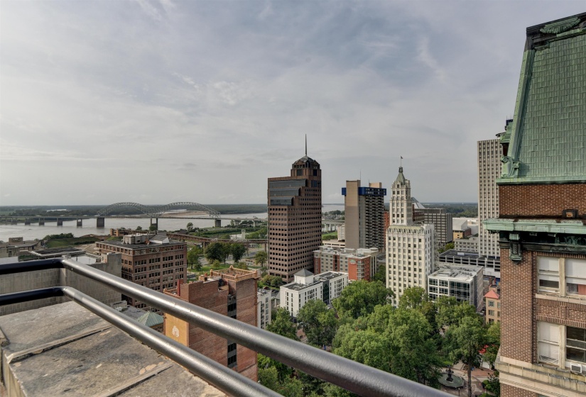 127 MADISON AVE, Memphis, Tennessee 38103, 2 Bedrooms Bedrooms, 5 Rooms Rooms,2 BathroomsBathrooms,Residential,For Sale,MADISON,10189784