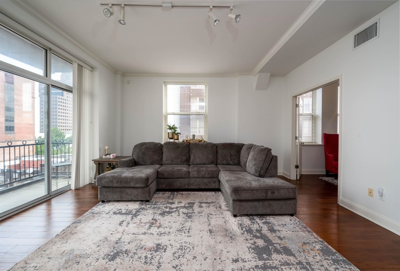 127 MADISON AVE, Memphis, Tennessee 38103, 2 Bedrooms Bedrooms, 5 Rooms Rooms,2 BathroomsBathrooms,Residential,For Sale,MADISON,10189784