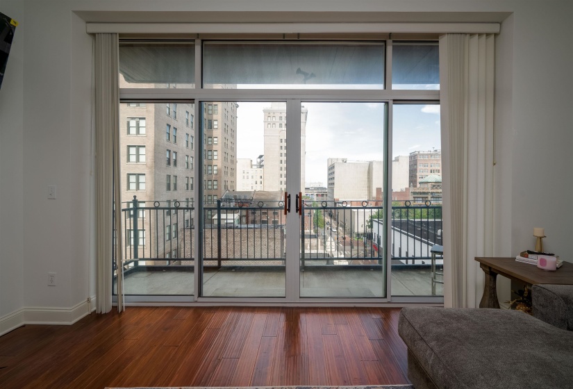 127 MADISON AVE, Memphis, Tennessee 38103, 2 Bedrooms Bedrooms, 5 Rooms Rooms,2 BathroomsBathrooms,Residential,For Sale,MADISON,10189784