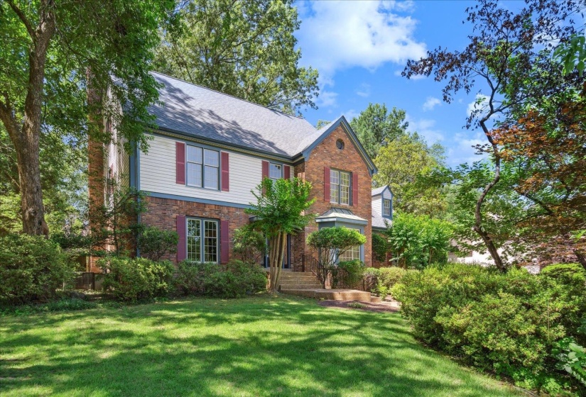 Traditional home, large rooms, lots of light