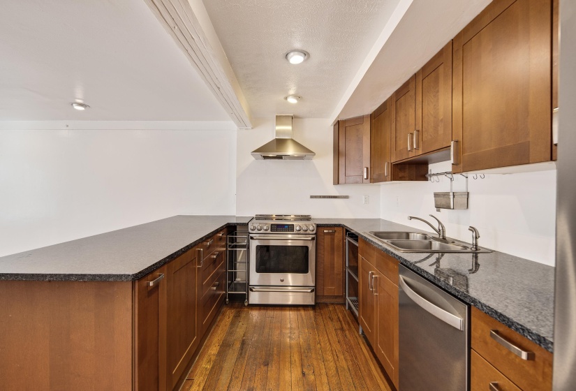 107 FRONT ST, Memphis, Tennessee 38103, 2 Bedrooms Bedrooms, 6 Rooms Rooms,2 BathroomsBathrooms,Residential,For Sale,FRONT,10192038