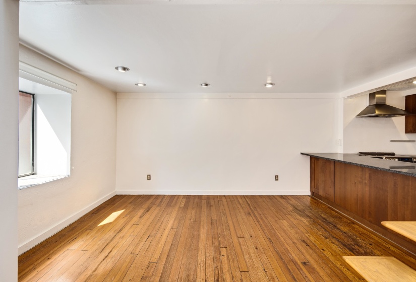 107 FRONT ST, Memphis, Tennessee 38103, 2 Bedrooms Bedrooms, 6 Rooms Rooms,2 BathroomsBathrooms,Residential,For Sale,FRONT,10192038