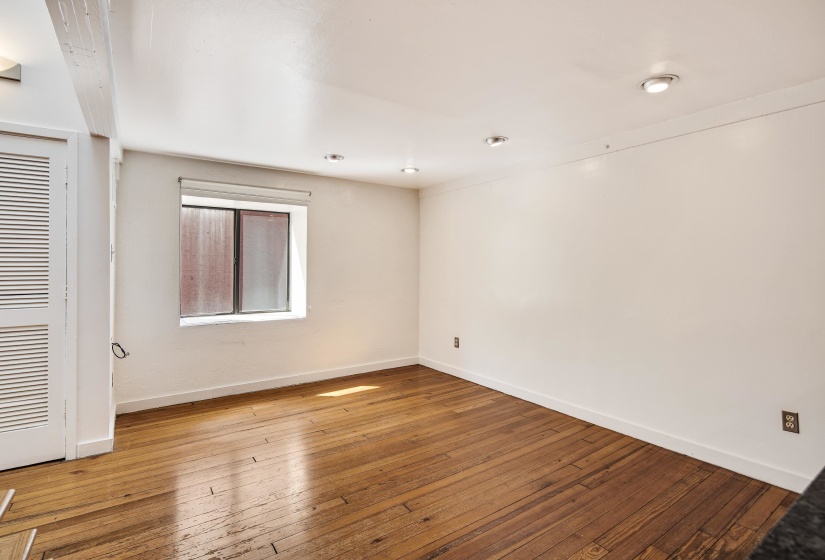 107 FRONT ST, Memphis, Tennessee 38103, 2 Bedrooms Bedrooms, 6 Rooms Rooms,2 BathroomsBathrooms,Residential,For Sale,FRONT,10192038