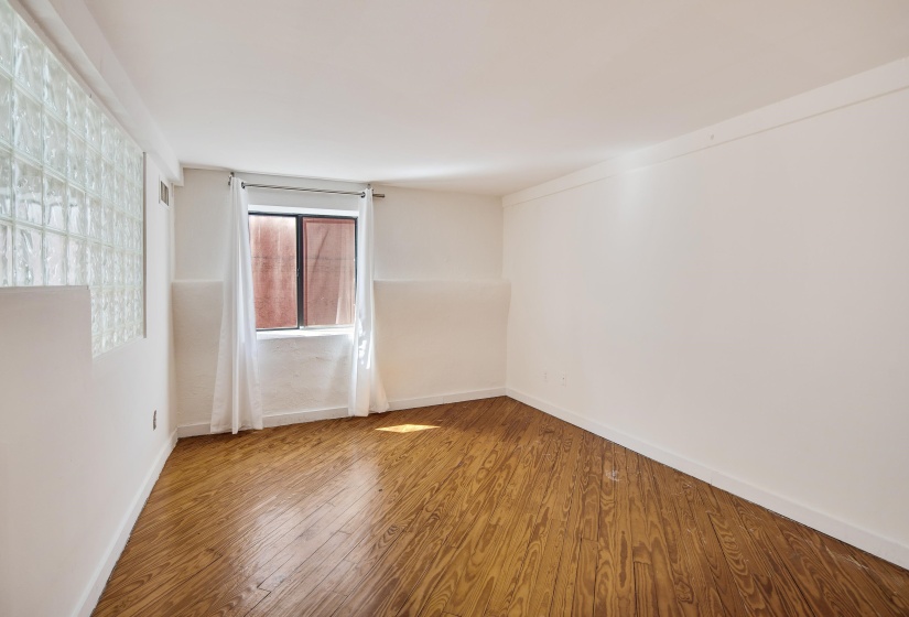 107 FRONT ST, Memphis, Tennessee 38103, 2 Bedrooms Bedrooms, 6 Rooms Rooms,2 BathroomsBathrooms,Residential,For Sale,FRONT,10192038