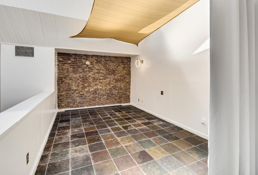 107 FRONT ST, Memphis, Tennessee 38103, 2 Bedrooms Bedrooms, 6 Rooms Rooms,2 BathroomsBathrooms,Residential,For Sale,FRONT,10192038