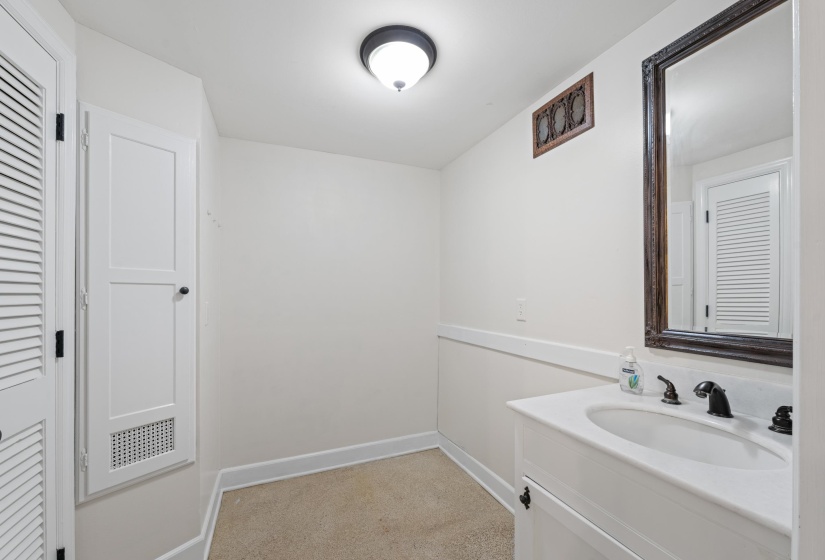 Large 1/2 bath off den