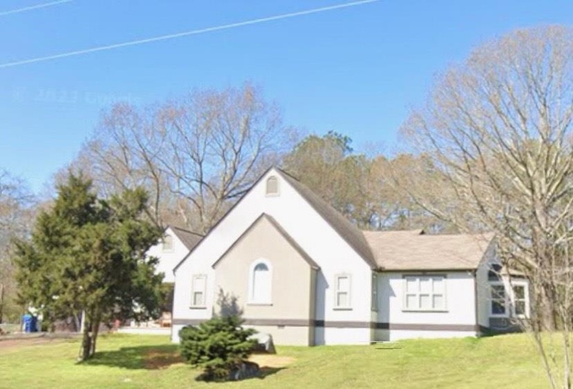 View of front facade featuring a front yard