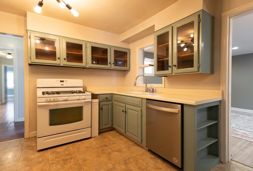 1089 IVY RD, Memphis, Tennessee 38117, 3 Bedrooms Bedrooms, 6 Rooms Rooms,2 BathroomsBathrooms,Residential,For Sale,IVY,10193426