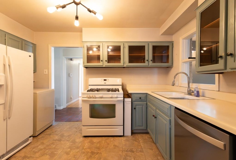 1089 IVY RD, Memphis, Tennessee 38117, 3 Bedrooms Bedrooms, 6 Rooms Rooms,2 BathroomsBathrooms,Residential,For Sale,IVY,10193426