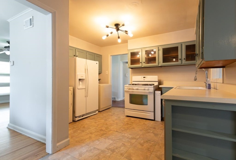 1089 IVY RD, Memphis, Tennessee 38117, 3 Bedrooms Bedrooms, 6 Rooms Rooms,2 BathroomsBathrooms,Residential,For Sale,IVY,10193426