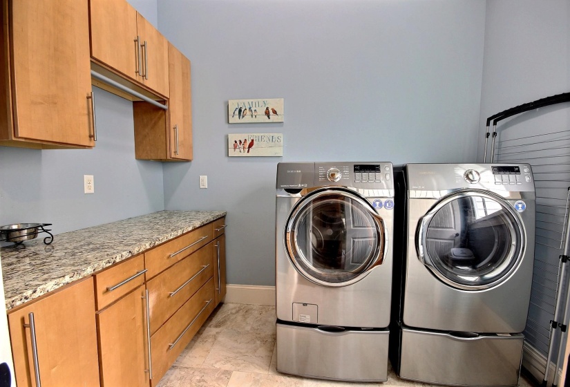 Laundry room featuring baseboards, cabinet space, and independent washer and dryer