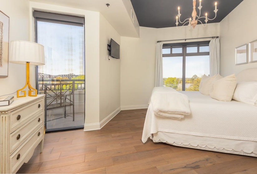 717 RIVERSIDE DR, Memphis, Tennessee 38103, 3 Bedrooms Bedrooms, 6 Rooms Rooms,3 BathroomsBathrooms,Residential,For Sale,RIVERSIDE,10193512